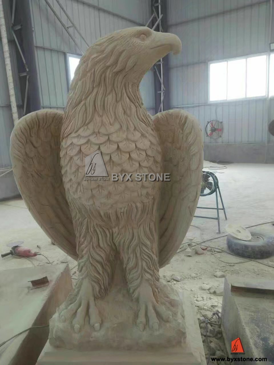 Beige Sandstone Eagle Caving Animal Sculpture for Garden Decoration