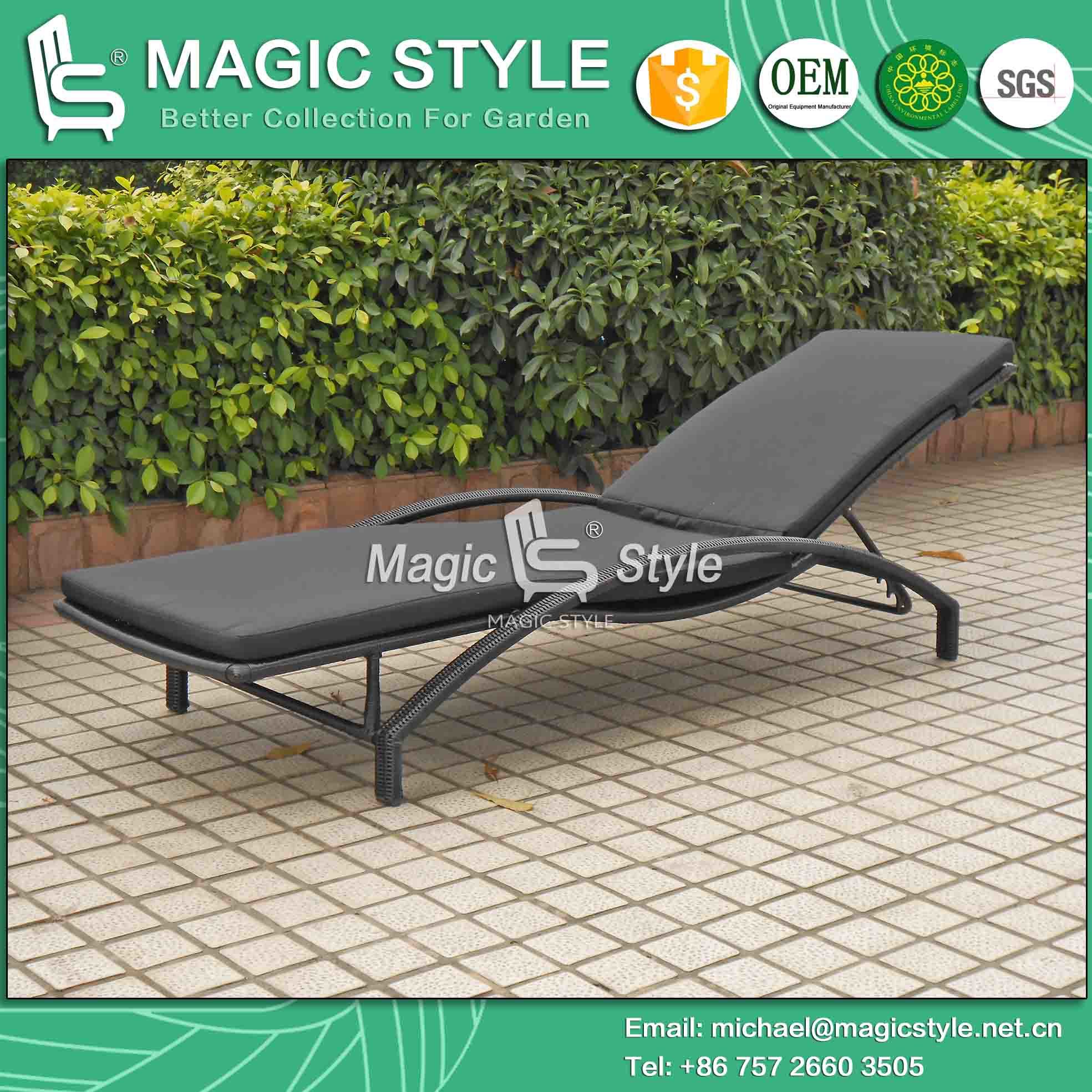 Rattan Sun Lounge with Cushion Outdoor Daybed (Magic Style)