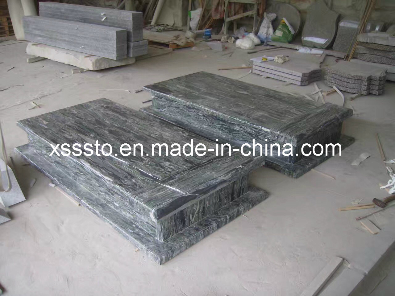 Yunnan Green Granite Poland Style Tombstone with Competitive Price