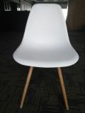2017 New Cofffe Plastic Chair with Four Wood Leg