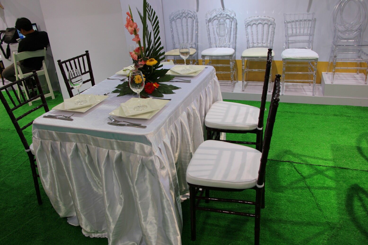 Wooden Mahogany Chiavari Chair with Cushion