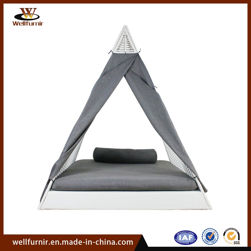 2018 New White Triangle Daybed with Waterproof Curtain (WF050048)