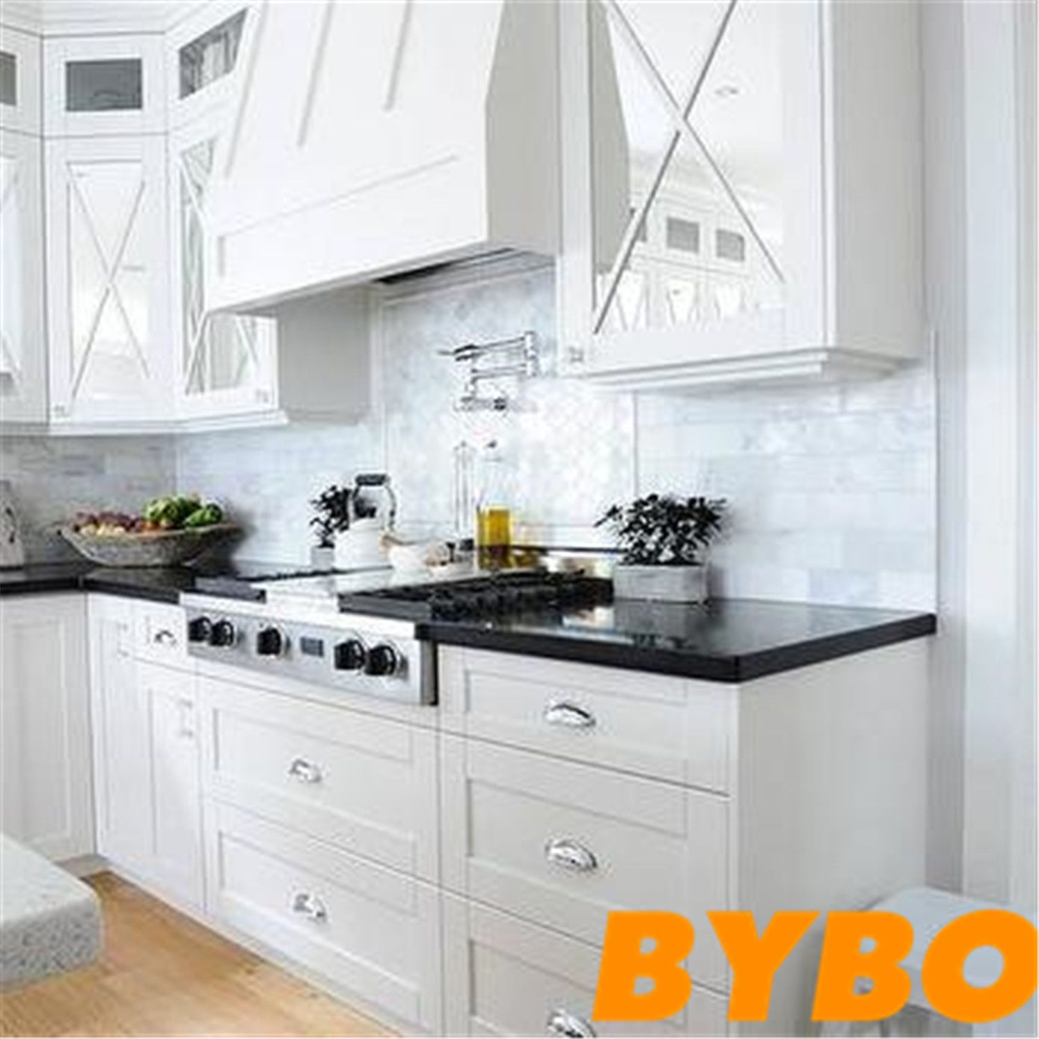 2017 Elegant Luxury Solid Wood Kitchen Cabinet Furniture (BY-L-161)