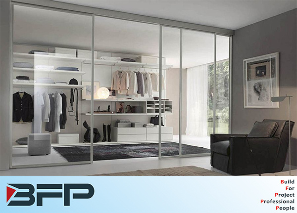 China Manufacturer Wooden Walk in Wardrobes with Glass Door