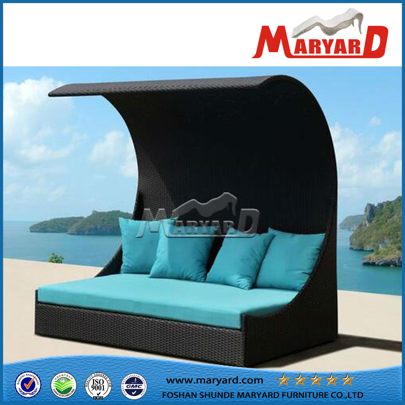 Outdoor Wicker Chaise Lounge with Tent
