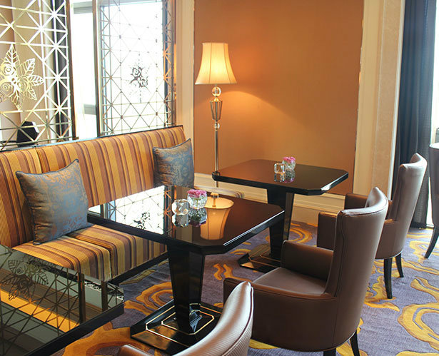 Latest Design Wooden Restaurant Furniture Lounge Chair and Cafe Table
