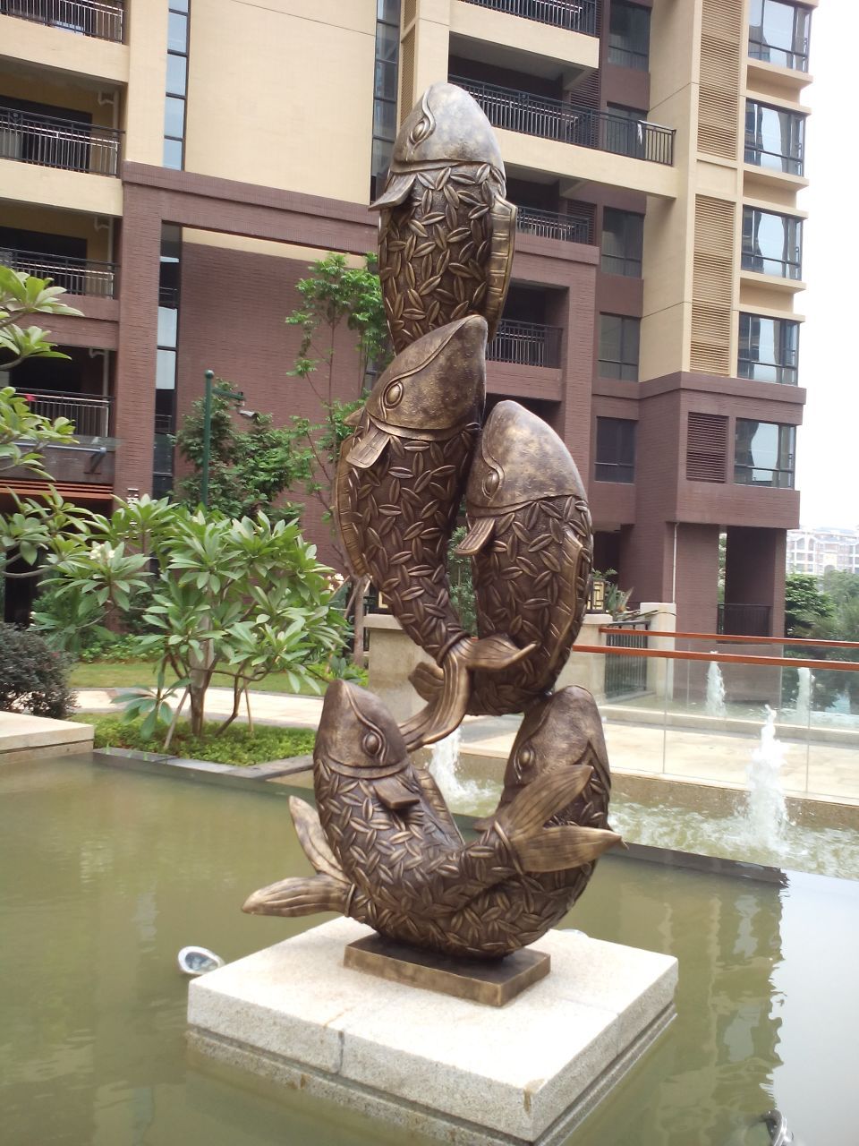 Resin Imitation Copper Water Sculpture Fish, Outdoor Garden Metal Sculpture.
